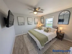 Relaxing River View Stay Renovated 3BR Home - Image 5