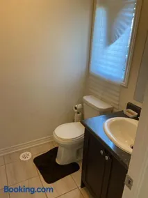 Comfortable Room with Free Parking - Image 4