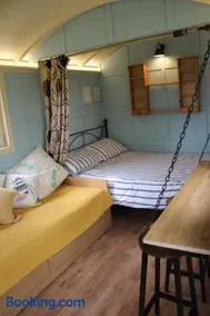 The Woodpecker shepherd hut - Image 2