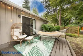 Single-Story Retreat Near Martha Lake and Shopping - Image 5