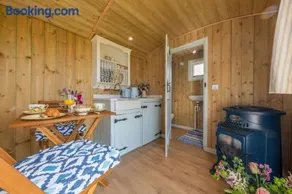 Saltmarsh Hut - Image 4