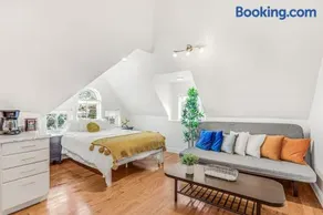 Spacious 4BR Duplex - 5 Blks 2 Beach - Badges Incl - Image 2