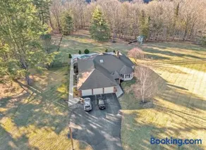Riverside Retreat in Catskill Mountains with Pool, Hot Tub & Game Room - Image 3