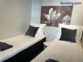 Luxury 2BDR Apartment in Center with Free Parking - Image 4