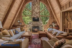 Forrest Lodge Large Private Luxury w Hot Tub - Image 2