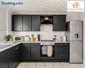 Spacious 3 bedroom house - Free parking - Liverpool - By Hinkley Homes Short Lets & Serviced Accommodation - Image 5