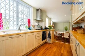 AVAL Elegant 2 bed near Hampstead and Camden, sleeps 4 - Image 4