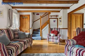 Beryas Cottage - Fireplace - Free Parking & WiFi - Pet Allowed - Image 1