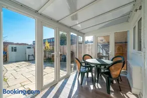 Spacious 5Bedroom Home with Garden & Parking Sleeps 11 Near Elizabeth Line - Image 2