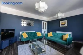 Apartment Sleeps 4 with Enclosed Garden - Image 2
