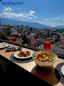 Blue Iris, 2BR, Stunning Views, Jacuzzi and Workspace - Image 3