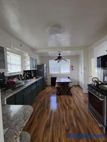 Charming Bungalow on a end st sits on a park - Image 3