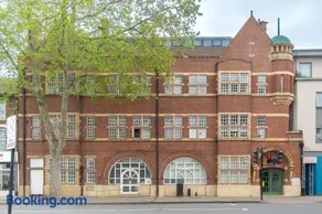 My Modernist Period Apartment in East London - Image 2