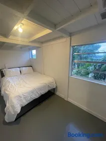 Hotel-Style Private Suite-Lake View-Gardens - Image 4