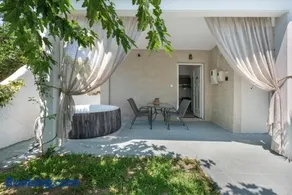 30Roses House - Image 1