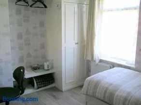 Liverpool Airport Rooms - Image 2