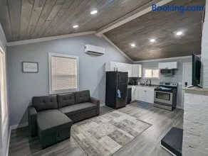 Summerlee Suite - Beautiful Remodeled Farmhouse - Image 2
