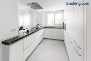 Bright villa with salt water pool - Image 2