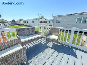 6 Berth Caravan For Hire In Essex, Seawick Holiday Park Ref 27016R - Image 1