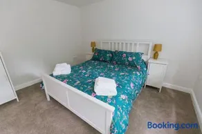 BRIARS CLOSE - Four Bed Property on the Edge of the Peak District National Park - Image 4