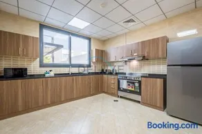 Best Deal 3BR plus maid's with Pool Perfect for Groups by Deluxe Holiday Homes - Image 3