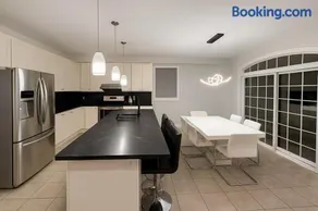 Spacious 6BR Family Home Brampton - Image 4