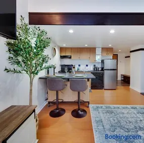 Stylish Two-Story Loft with Rooftop Deck - Image 3