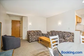 Cedarbrook Queen Suite 108 - Image 4