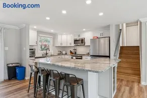 Renovated 3BR Near Sandy Point Beach - Image 3