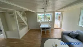 Charmig, nyrenoverat och fullt utrustad stuga. Anpassad för hundar, nära till naturen och havet. Gångavstånd till golfbana. - Image 3