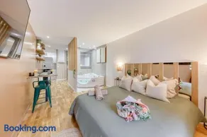 Love Life Room-Jacuzzi-Netflix-Accès-24/7-Privé - Image 3