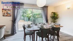 3-Bedroom Serviced House, Free Parking for 2 Cars, Free WiFi By Redwood Stays - Image 5