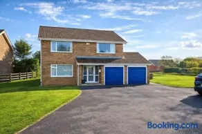 Grantham Stays 6BR, Sleeps 11, WIFI & Parking - Image 2