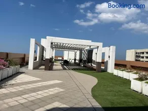 BayFront 1BR Condo in Pasay with FREE Wi-Fi, Netflix, Pool Access & Gym, Near NAIA Airport, MOA, OKADA, CCP & PICC - Image 3