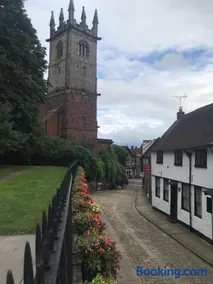 "Wesley House" Historic home in town Centre with Parking Options - Image 2