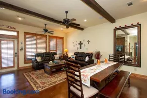 Luxurious, Tranquil, 4BR Lakefront Villa - Image 2