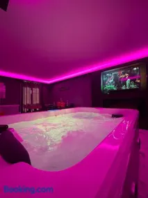 La Casa de Lové Suite Jacuzzi - Image 2