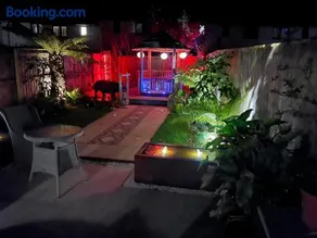 The garden spa at number 15 - Image 3