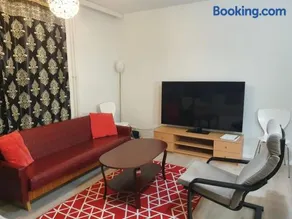 Air Conditioned 3 Room Apartment Central Location - Image 3