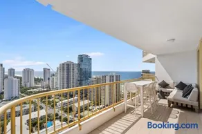 Luxury 3BR in Gold Coast with Ocean & City Views - Image 1