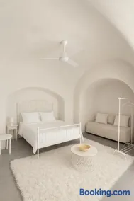 Unique small stonehouse at Thira - Image 1