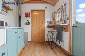 Luxury Shepherd Hut - Wood-Fired Hot Tub & Views - Image 2