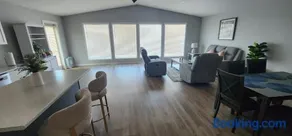 Peaceful 3BR Lakeside Escape, Neepawa, Canada - Image 3