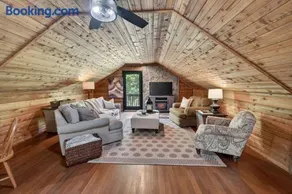 Scenic Mountain Getaway-Newly Renovated-Bear Ridge Lodge - Image 2