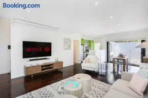Home Away From Home - Maribyrnong Boutique Townhouse - Image 2