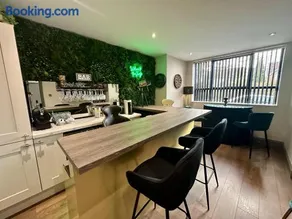 Luxury 5 Bed All En-Suite Cinema Room - Image 4
