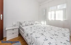 Three-Bedroom Holiday Home In Unesic - Image 2