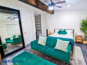 Casita Hosum: Modern WFH Garden Suite w Gazebo Outdoor Kitchen & BBQ - Image 4