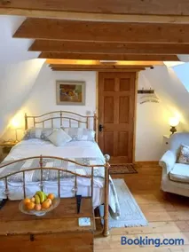 Rustic Retreat Guest Lodge - Image 1