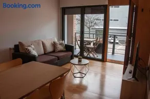 Apartamento con balcón y vistas a la montaña - Image 3